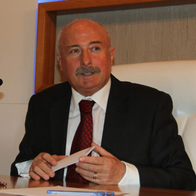 "Tarım müdürünün masasında yapma çiçek var"