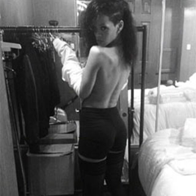 Rihanna üstsüz fotoğrafını paylaştı