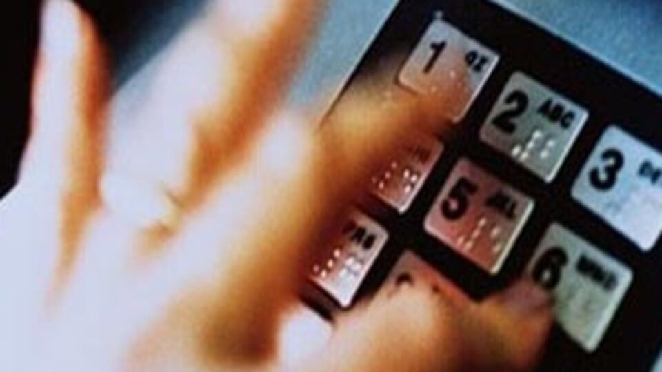 ATM'de ters şifre uyarısı!