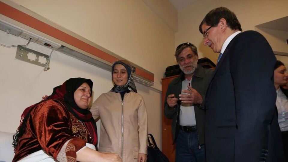 Davutoğlu yaralıları ziyaret etti