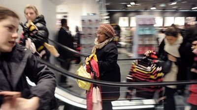 Müşterilerin giysilerini toplayacak!