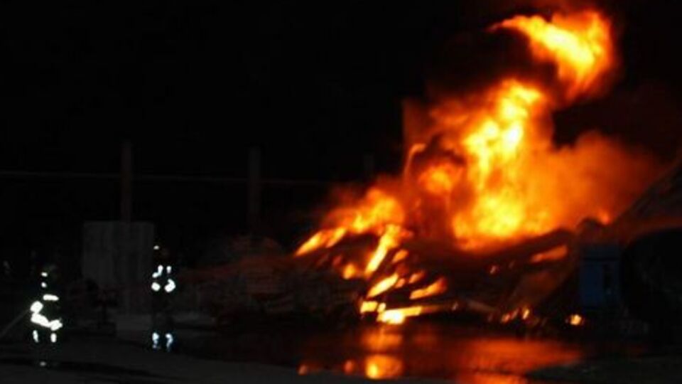 Tekstil fabrikası cayır cayır yandı!