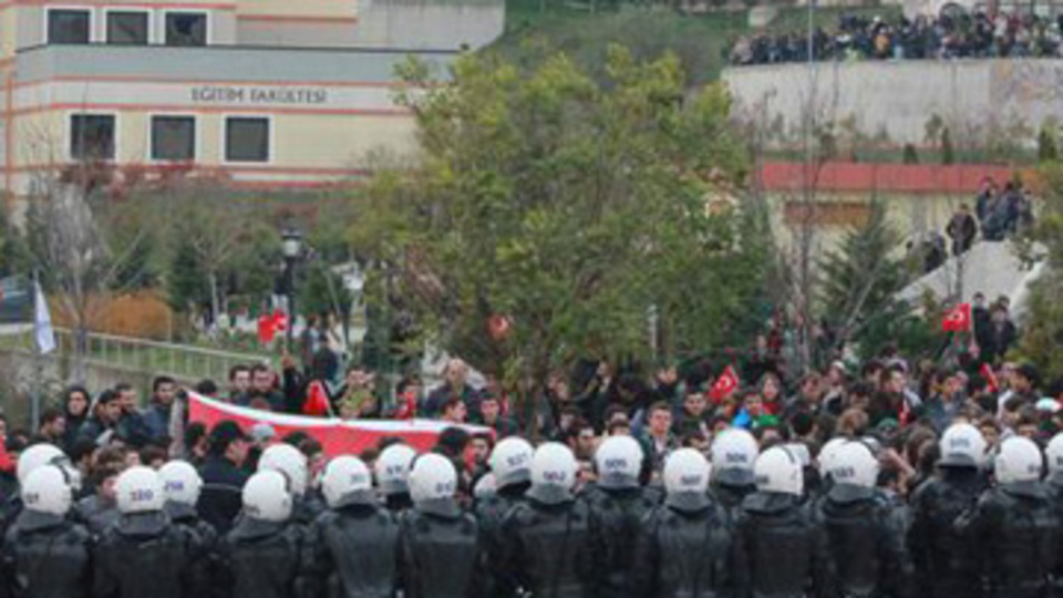Üniversiteside gerginlik