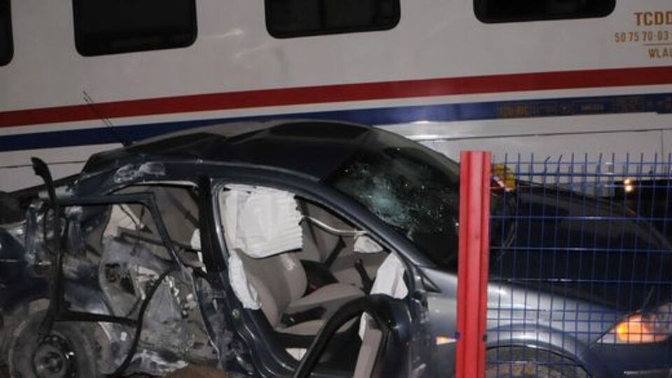 Konya'da tren otomobile çarptı