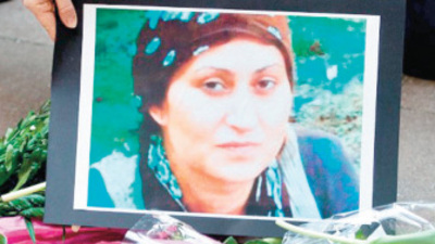 Karısının kafasını kesti, çatıdan attı