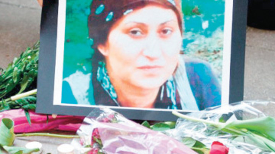 Karısının kafasını kesti, çatıdan attı