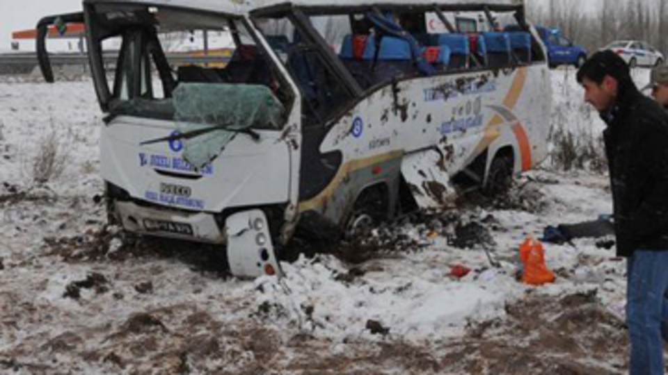 Öğrenci minibüsü şarampole uçtu