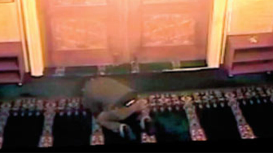 Kasayı açmadan içindeki parayı aldı!