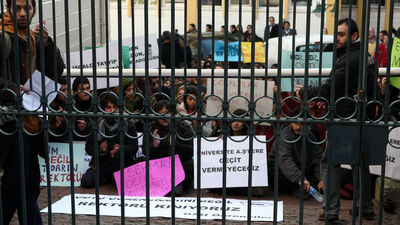 Öğrenciler Rektör'ü protesto etti