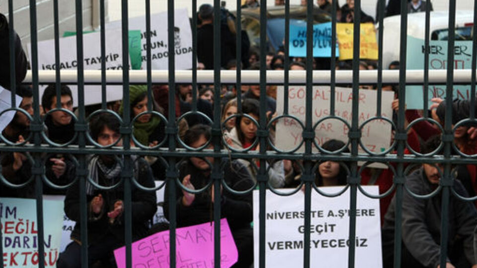 Öğrenciler Rektör'ü protesto etti