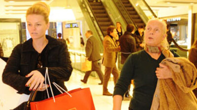 Koçibey annesiyle geziyor