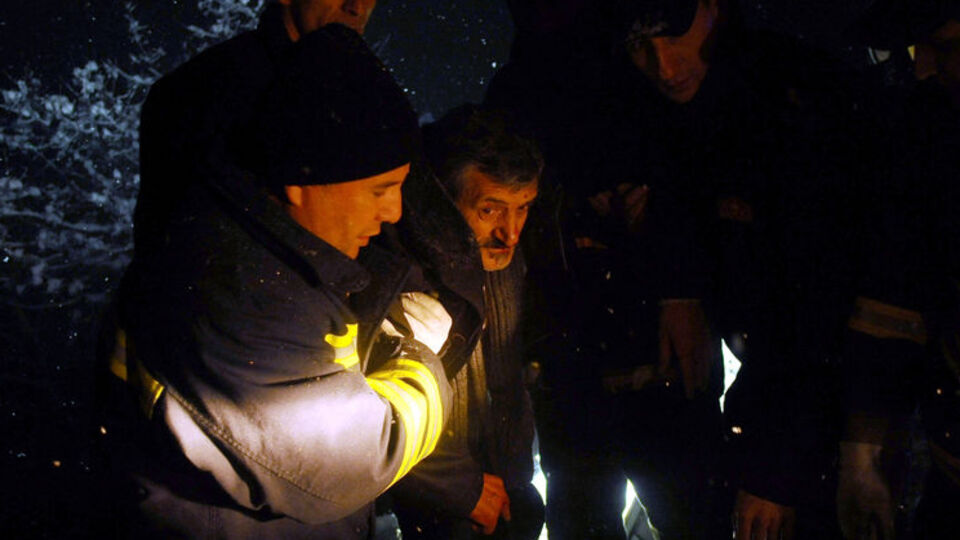 Emekli öğretmen son anda kurtarıldı