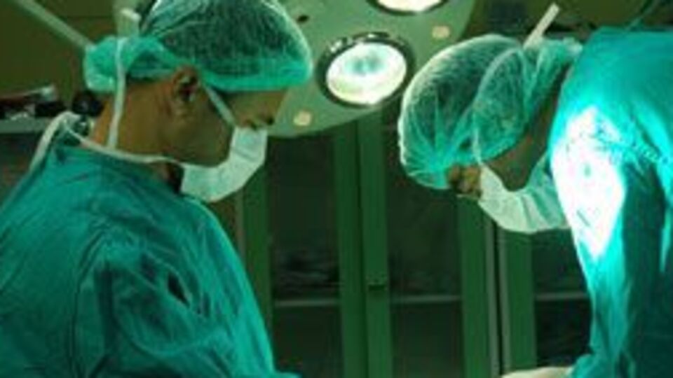 Burnundan taş çıktı!