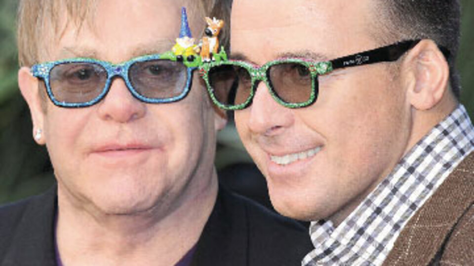 Elton John ikinci kez 'baba' oldu!