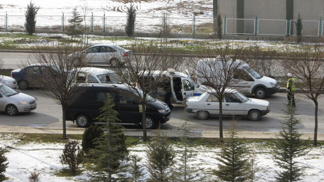 CHP merkezi önünde silah sesleri!