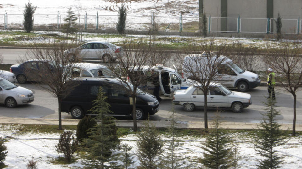 CHP merkezi önünde silah sesleri!