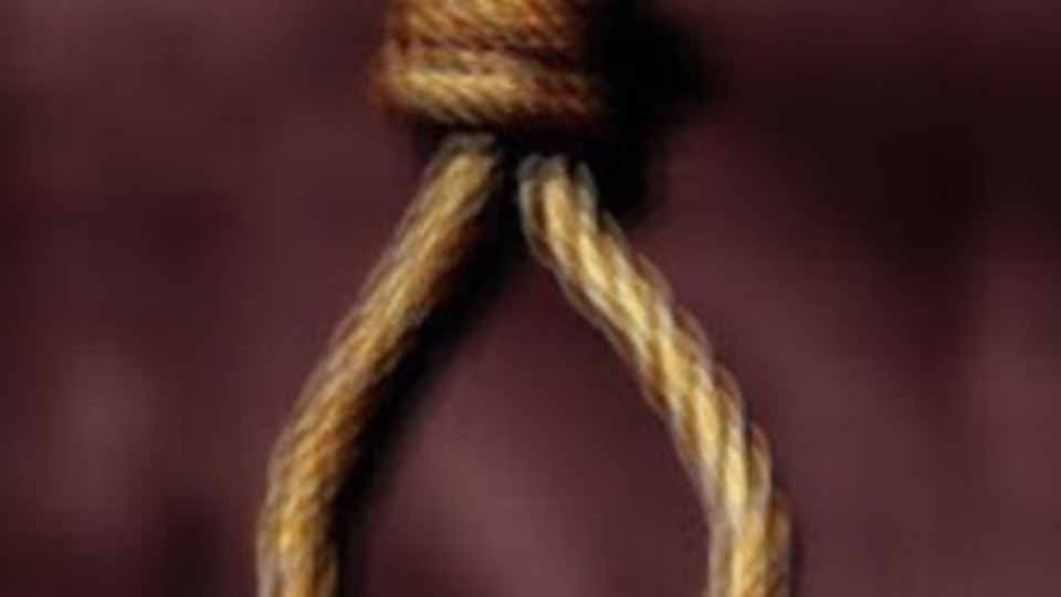 Okul bahçesinde kendini astı