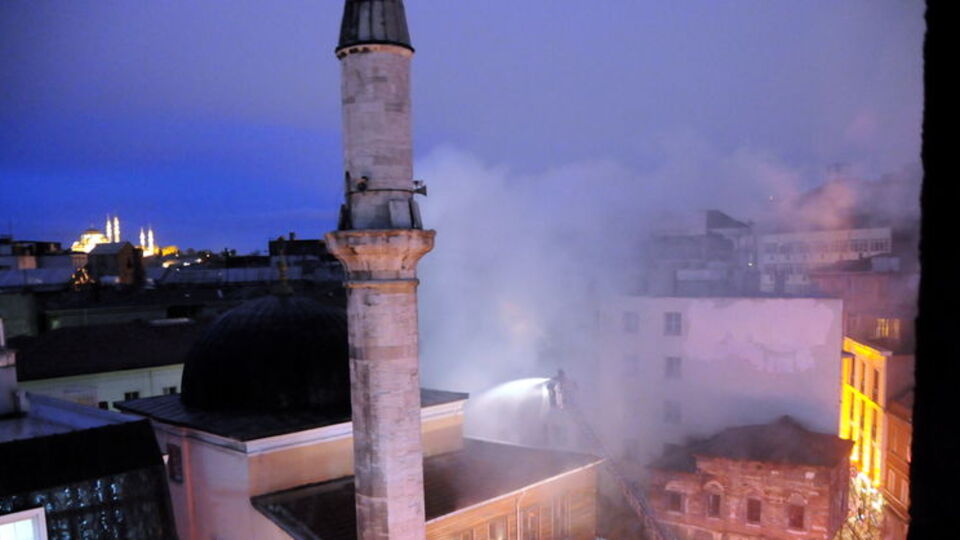 Tarihi camide korkutan yangın