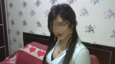 Travesti sevgilisini eve kilitledi