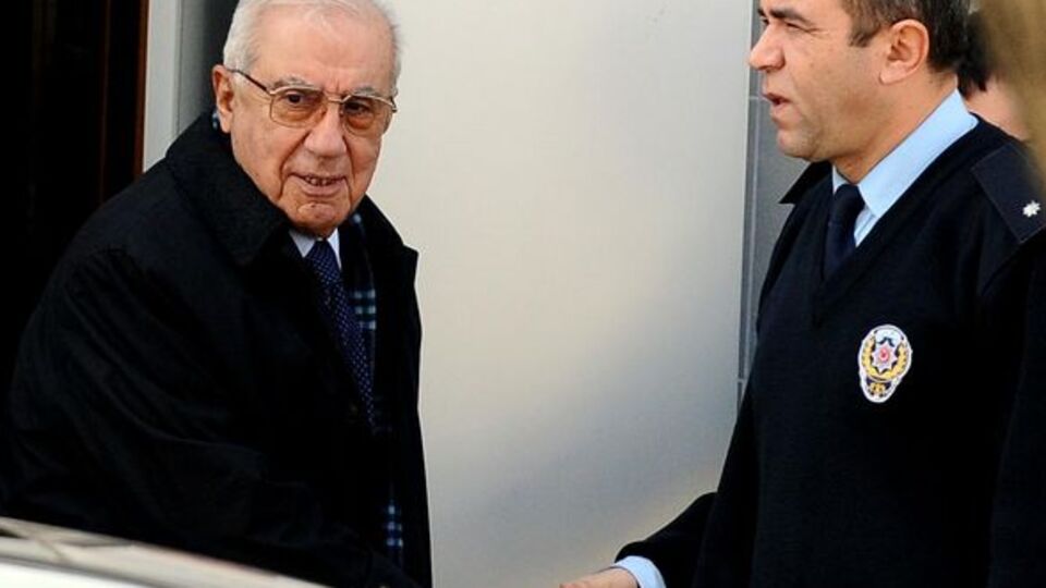 Karadayı'nın avukatı soyuldu