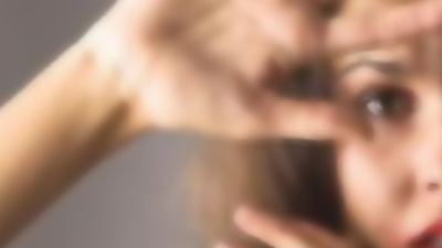 Babasını gitmek isteyen eşini dövdü