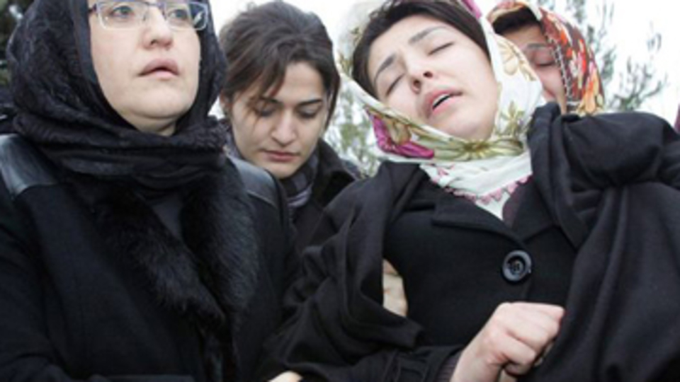 Ölen işçiler toprağa veriliyor