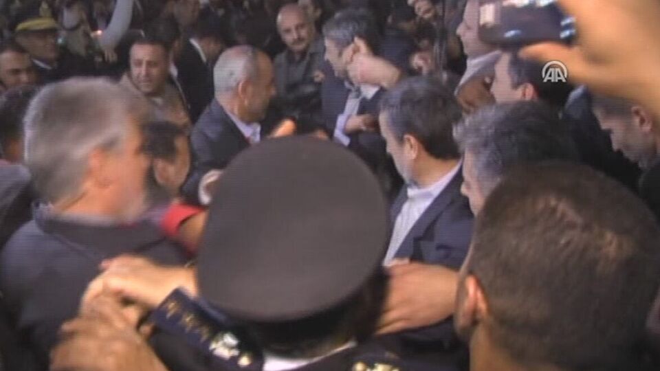 Ahmedinejad'a ayakkabı!