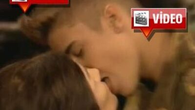 Justin'den cansız mankene french kiss!