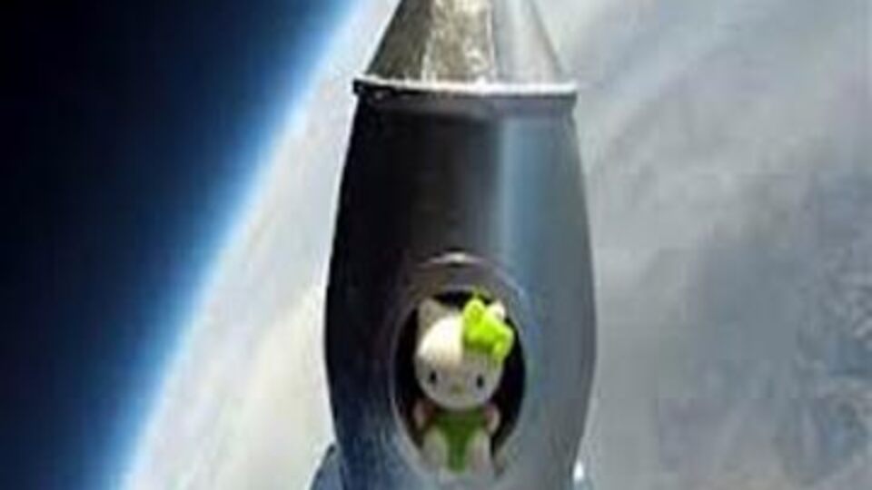 Oyuncağını uzaya gönderdi