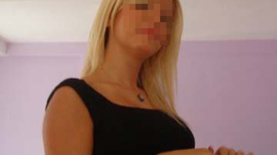 Hem eşiyle yattı hem işten attı