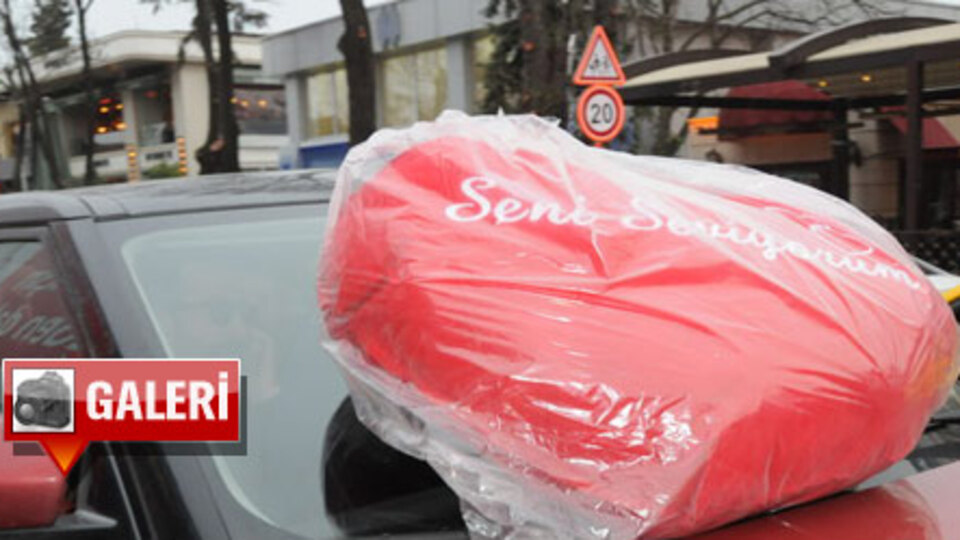 Arabasına kırmızı yastık attılar!