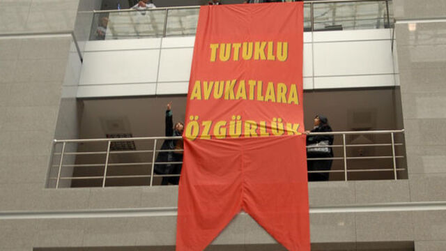 Adliyede pankart arbedesi