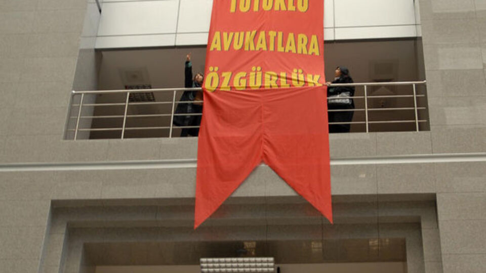 Adliyede pankart arbedesi