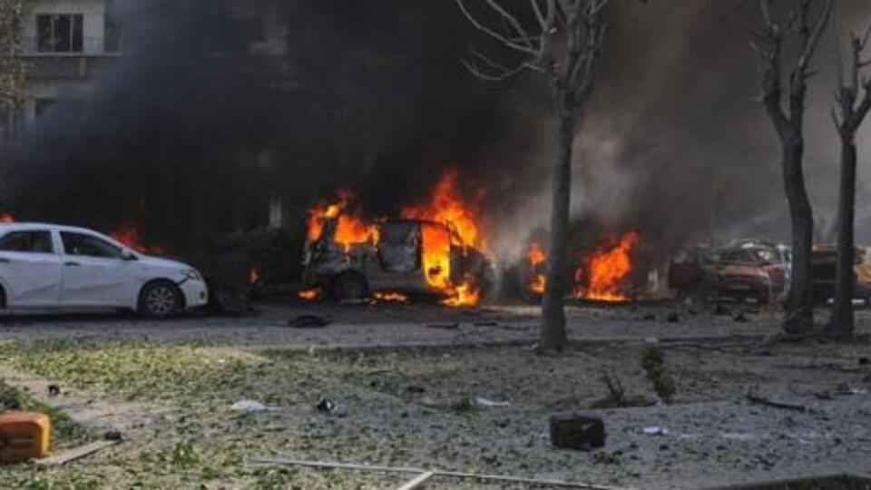 17 araç içindekilerle yandı