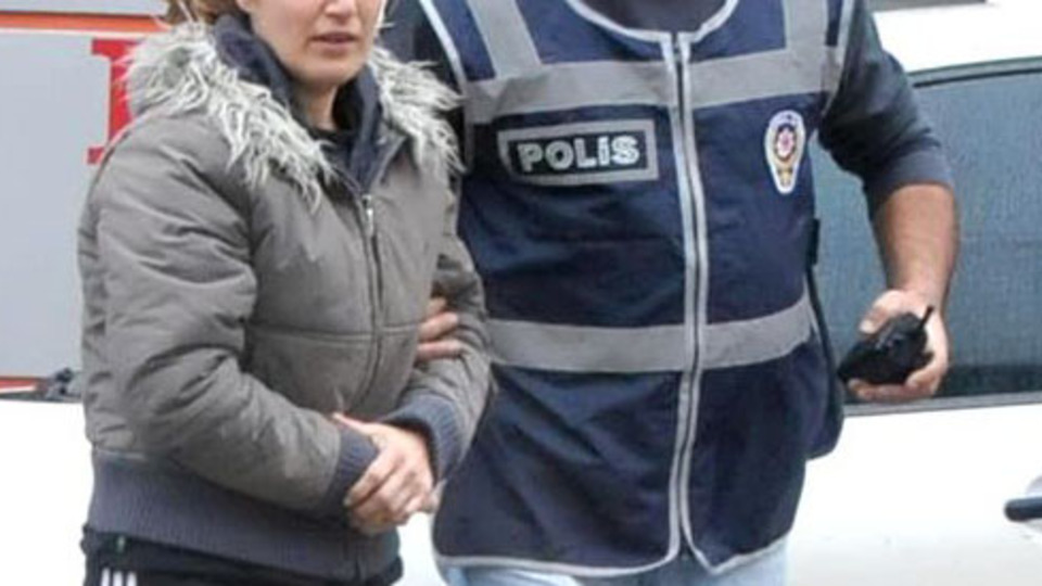 Eşini ve dostunu bıçakladı