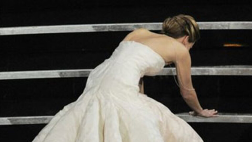 Önce eteği sonra kendisi DÜŞTÜ!