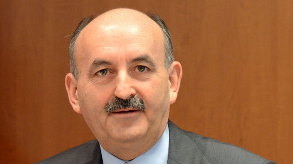 "Sigarayı bırakan 110 kişiye takım elbise aldım"