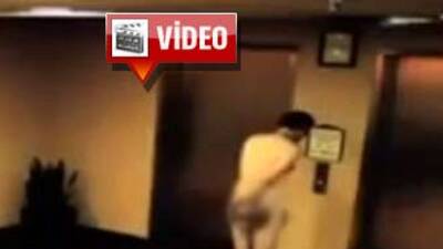 Otel koridorunda çırılçıplak kaldı