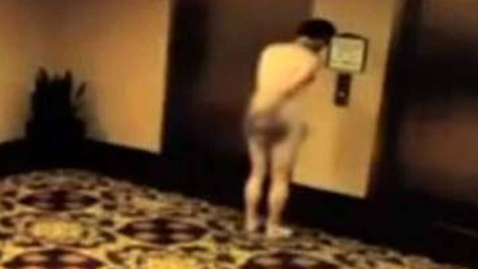 Otel koridorunda çırılçıplak kaldı