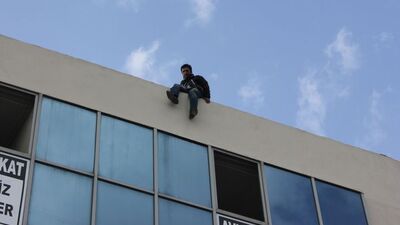 İntihar için 3 kez çatıya çıktı