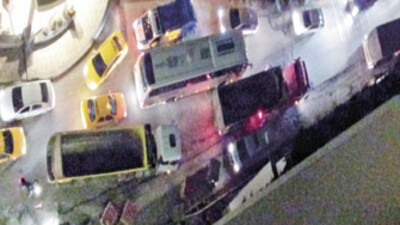 Kamyonlar yol kapattı, ambulans ortada kaldı