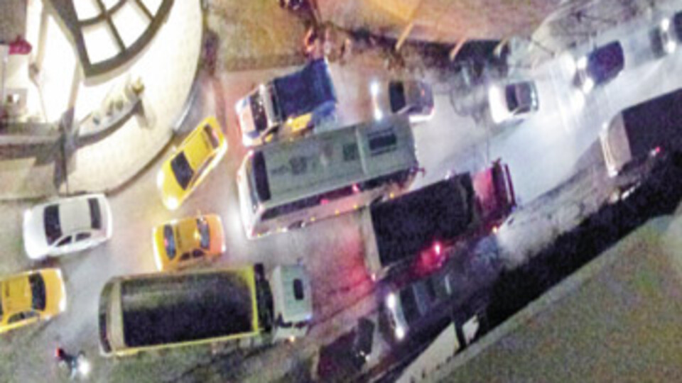 Kamyonlar yol kapattı, ambulans ortada kaldı