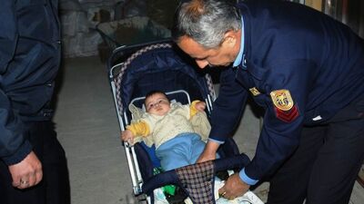 Bebeğiyle kendini yakmaya kalkıştı