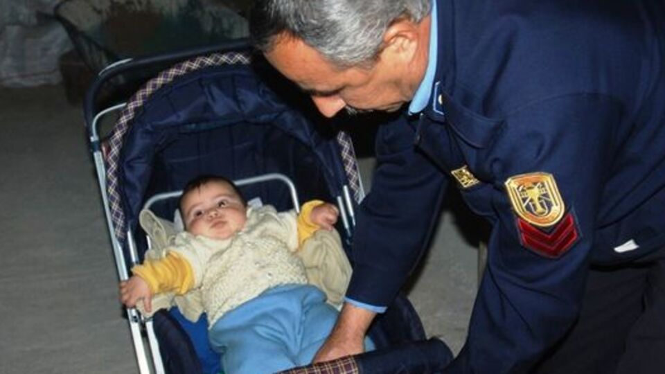 Bebeğiyle kendini yakmaya kalkıştı