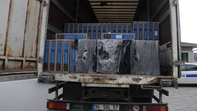 496 adet LED TV'yi çaldılar