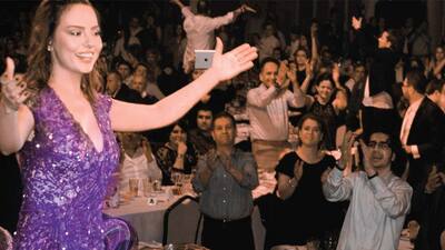 Gözyaşlarını tutamadı