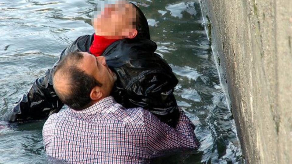 Polis denize atlayıp kurtardı