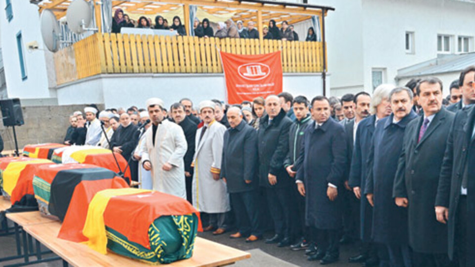 Almanlar safta bayrakları tabutta!