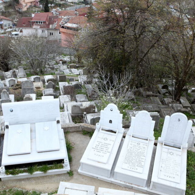 Tarihi mezarlığın üzerine gecekondu yapıyorlar!