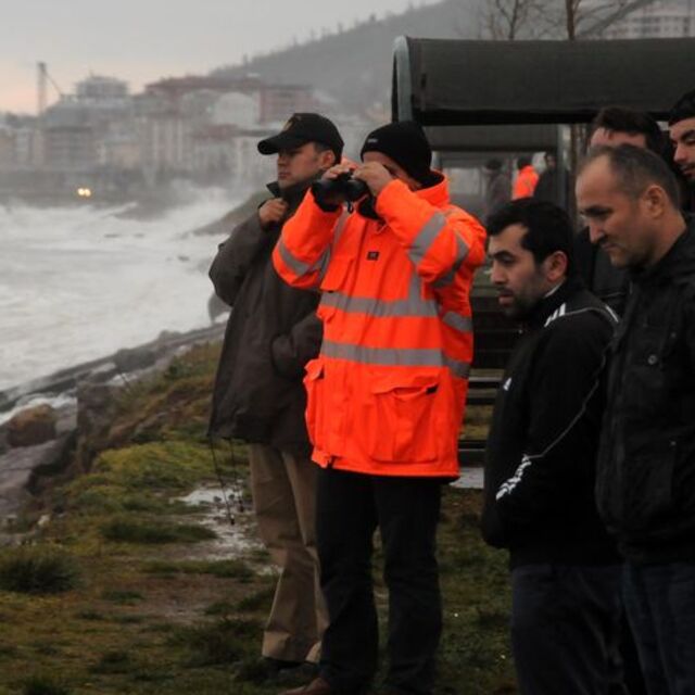 Dev dalgalar amatör fotoğrafçıyı yuttu!